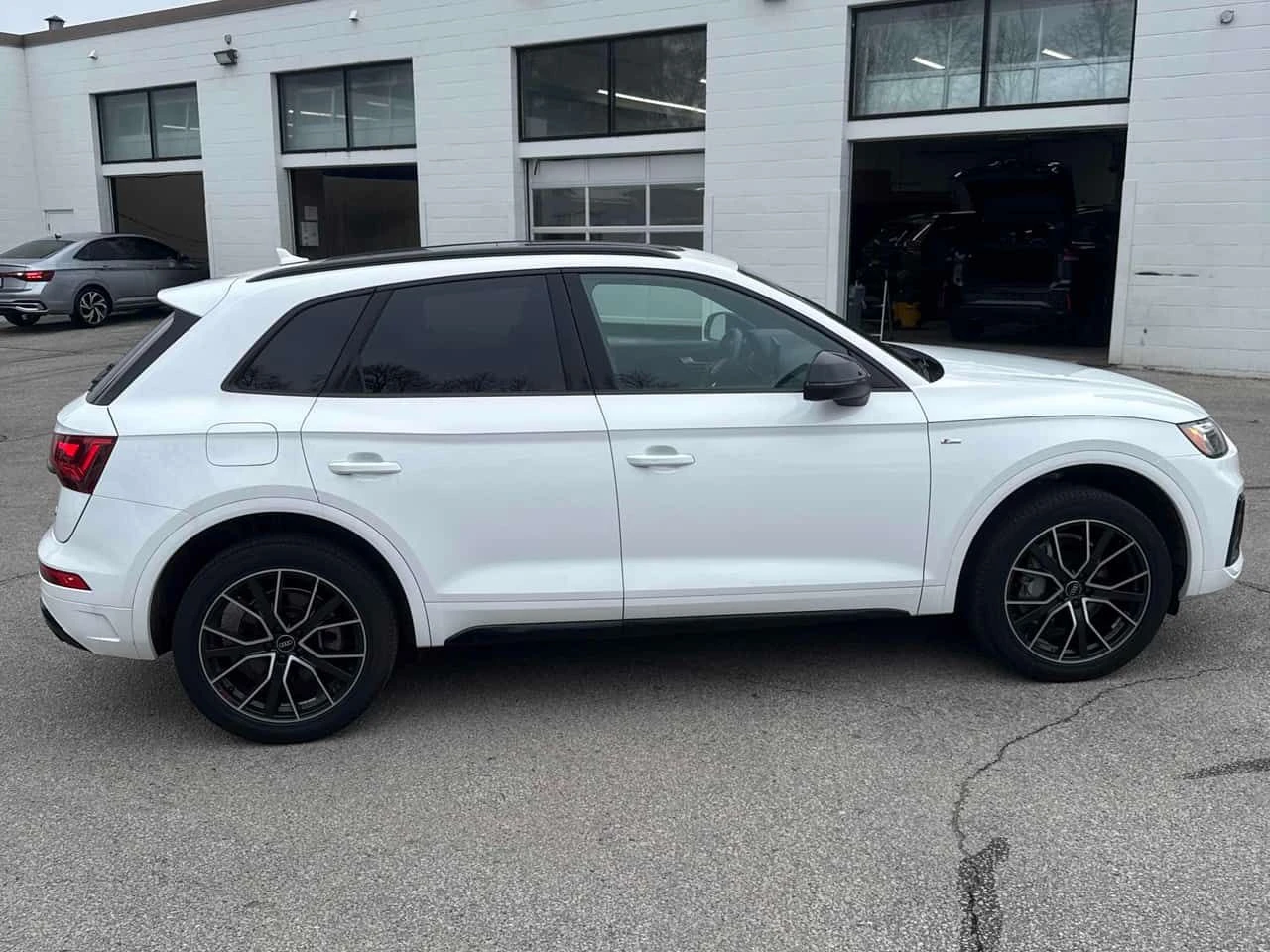 Audi Q5 Progressiv/ПАНОРАМА/360/ДИСТРОНИК/ГУМИ+ ДЖАНТИ , снимка 4 - Автомобили и джипове - 54353768