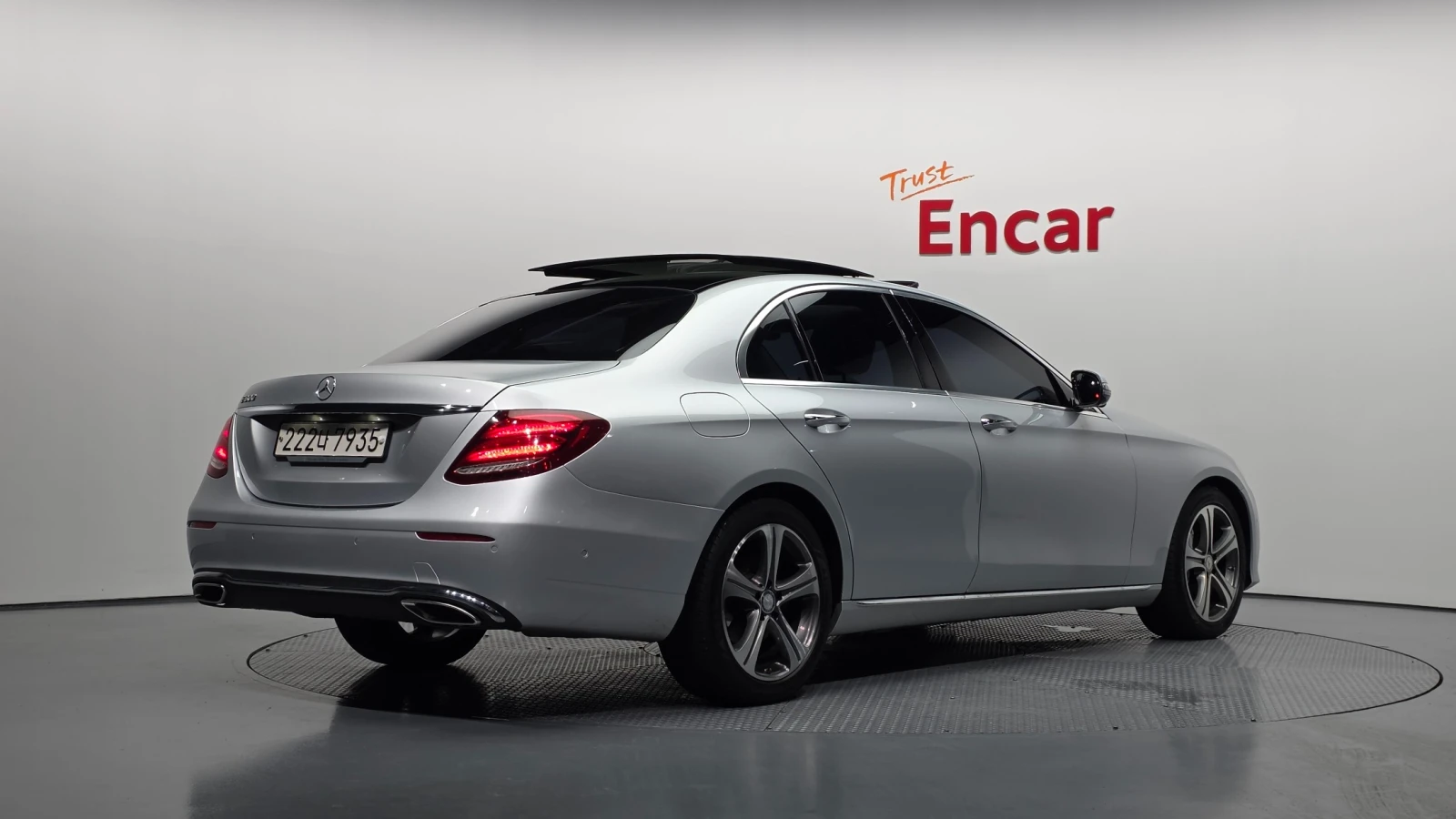 Mercedes-Benz E 300 360  | Панорама | Вентилация | Памет, снимка 2 - Автомобили и джипове - 55636689