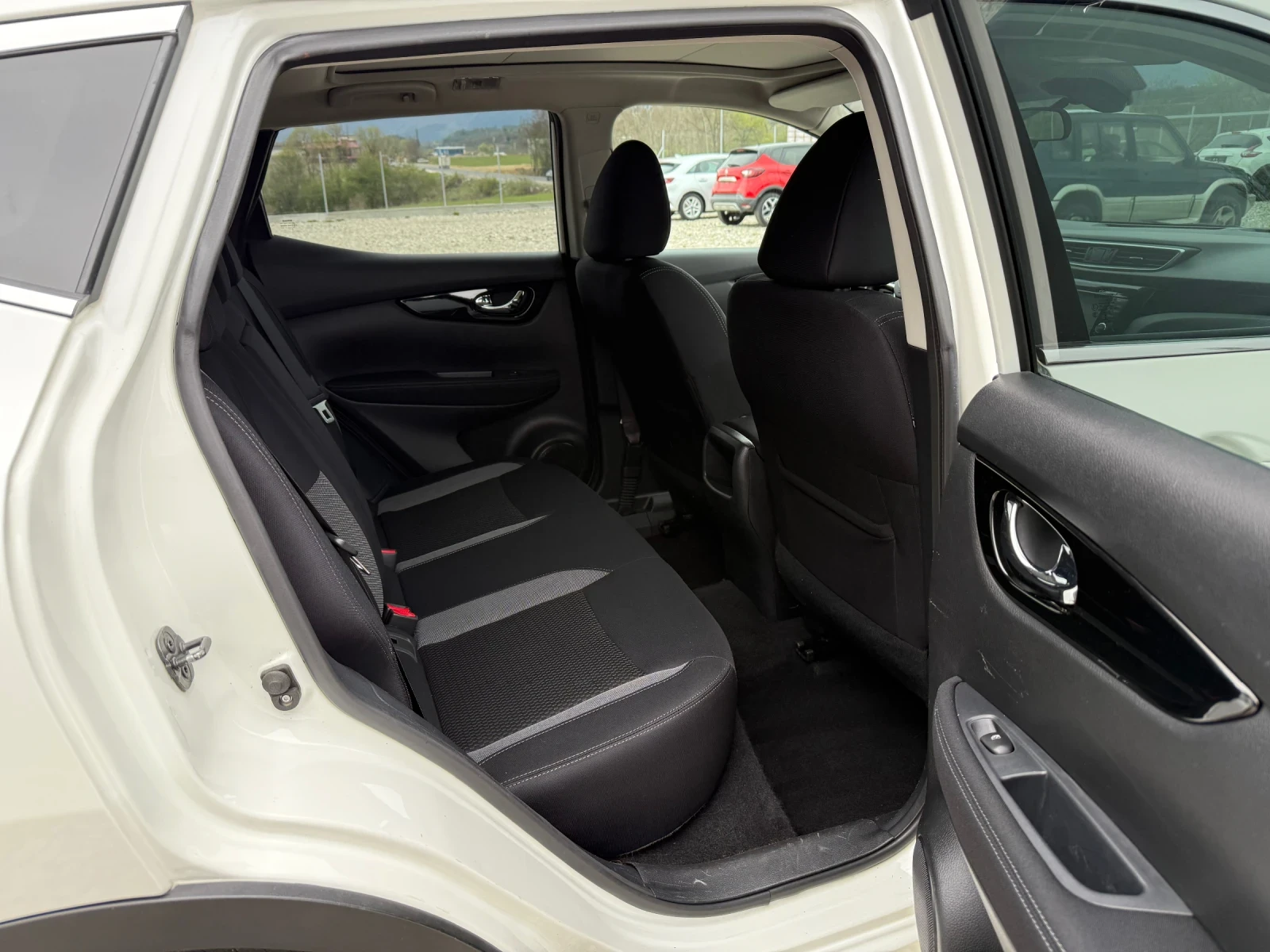 Nissan Qashqai 1.2 DIG-T NAVI PANORAMA | Mobile.bg — изображение 16