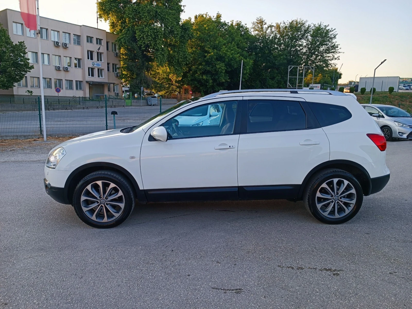 Nissan Qashqai 2.0i-141кс-ШВЕЙЦАРИЯ-РЪЧКА-4х4-6ск-7м-Keyless - изображение 7