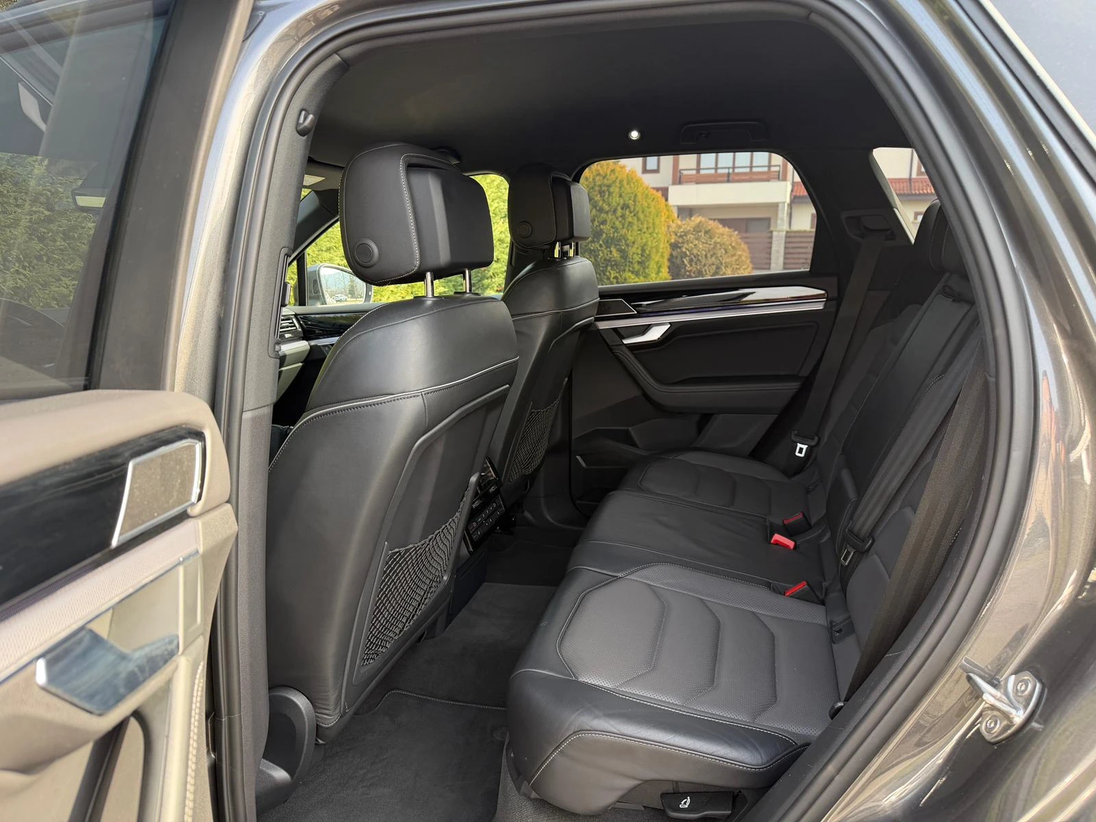 VW Touareg R-LINE* AIR* HEAD-UP* IQ LIGHT* BLACK PACK* , снимка 12 - Автомобили и джипове - 53715674