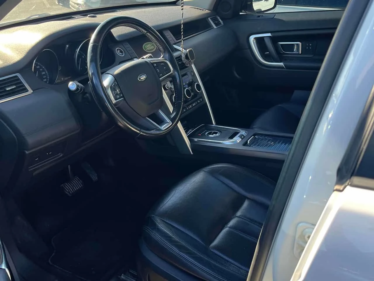 Land Rover Discovery Sport * HSE * ПРЕДСТАВИТЕЛСТВО * ПОДГРЕВИ * NAVI, снимка 10 - Автомобили и джипове - 54643539