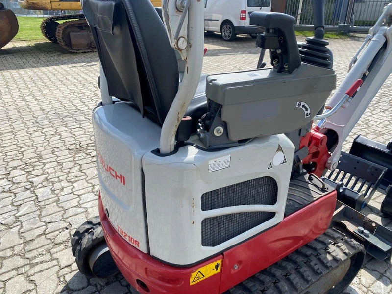 Багер Takeuchi TB210R, снимка 6 - Индустриална техника - 53476866