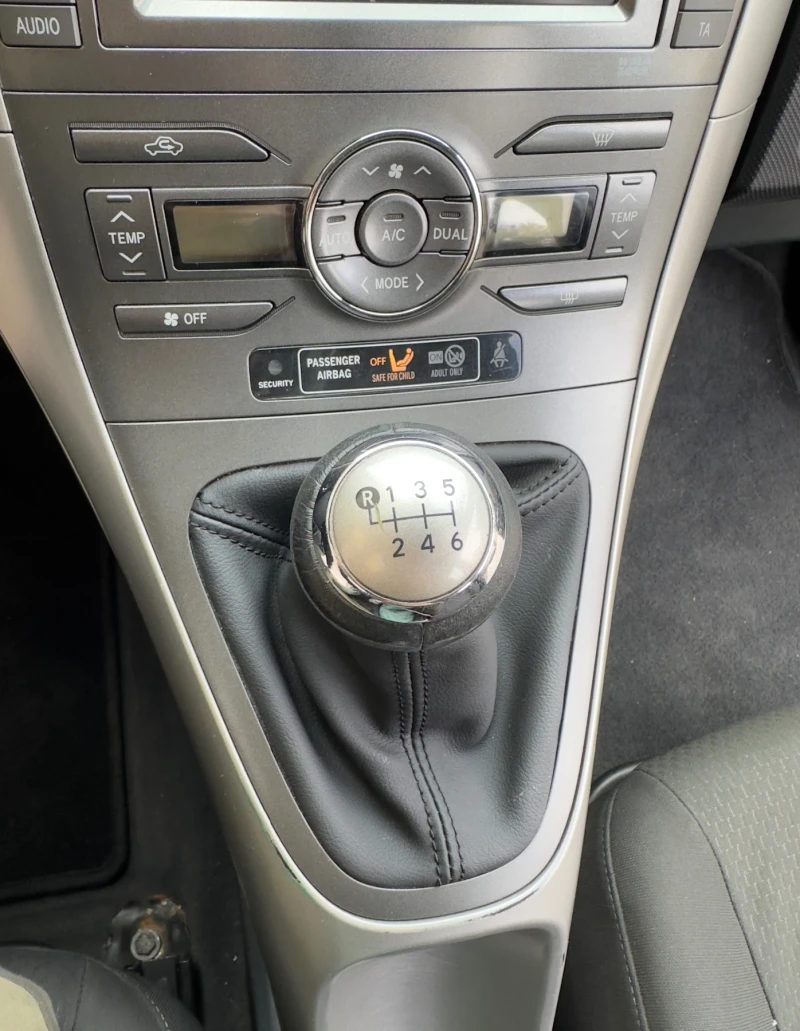 Toyota Auris, снимка 11 - Автомобили и джипове - 52086644