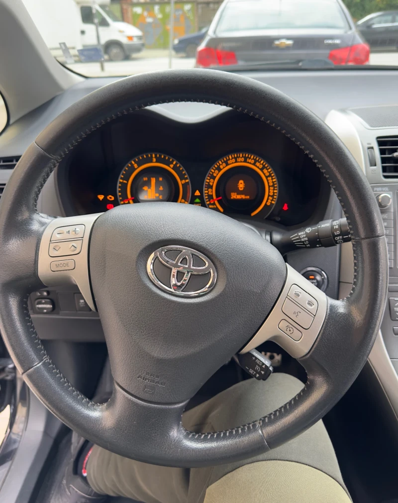 Toyota Auris, снимка 10 - Автомобили и джипове - 52086644