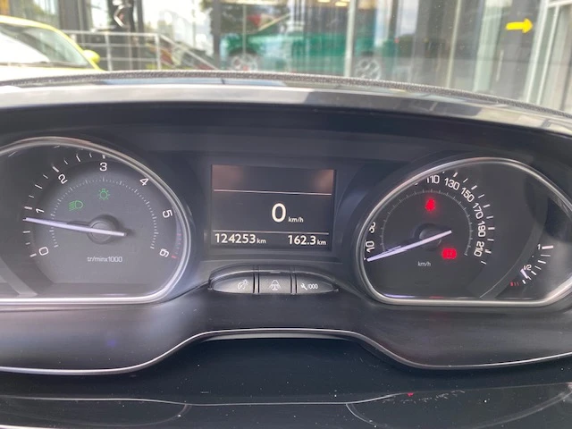 Peugeot 2008 ALLURE 1.6 e-HDI 115 STT BVM6 - изображение 9