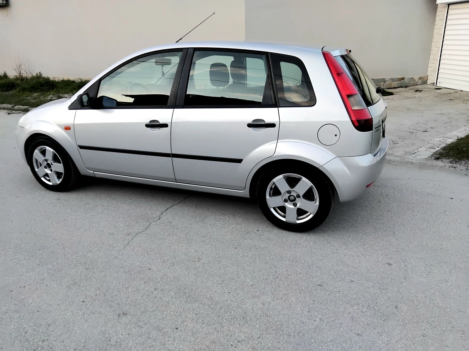 Ford Fiesta 1.4i.80k + КЛИМА + ГАЗОВ ИНЖЕКЦИОН , снимка 4 - Автомобили и джипове - 53772486