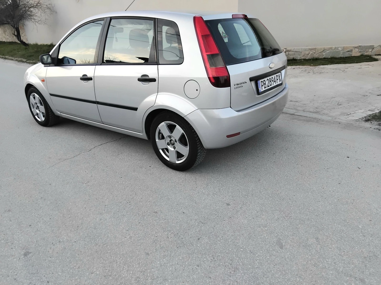Ford Fiesta 1.4i.80k + КЛИМА + ГАЗОВ ИНЖЕКЦИОН , снимка 2 - Автомобили и джипове - 53772486