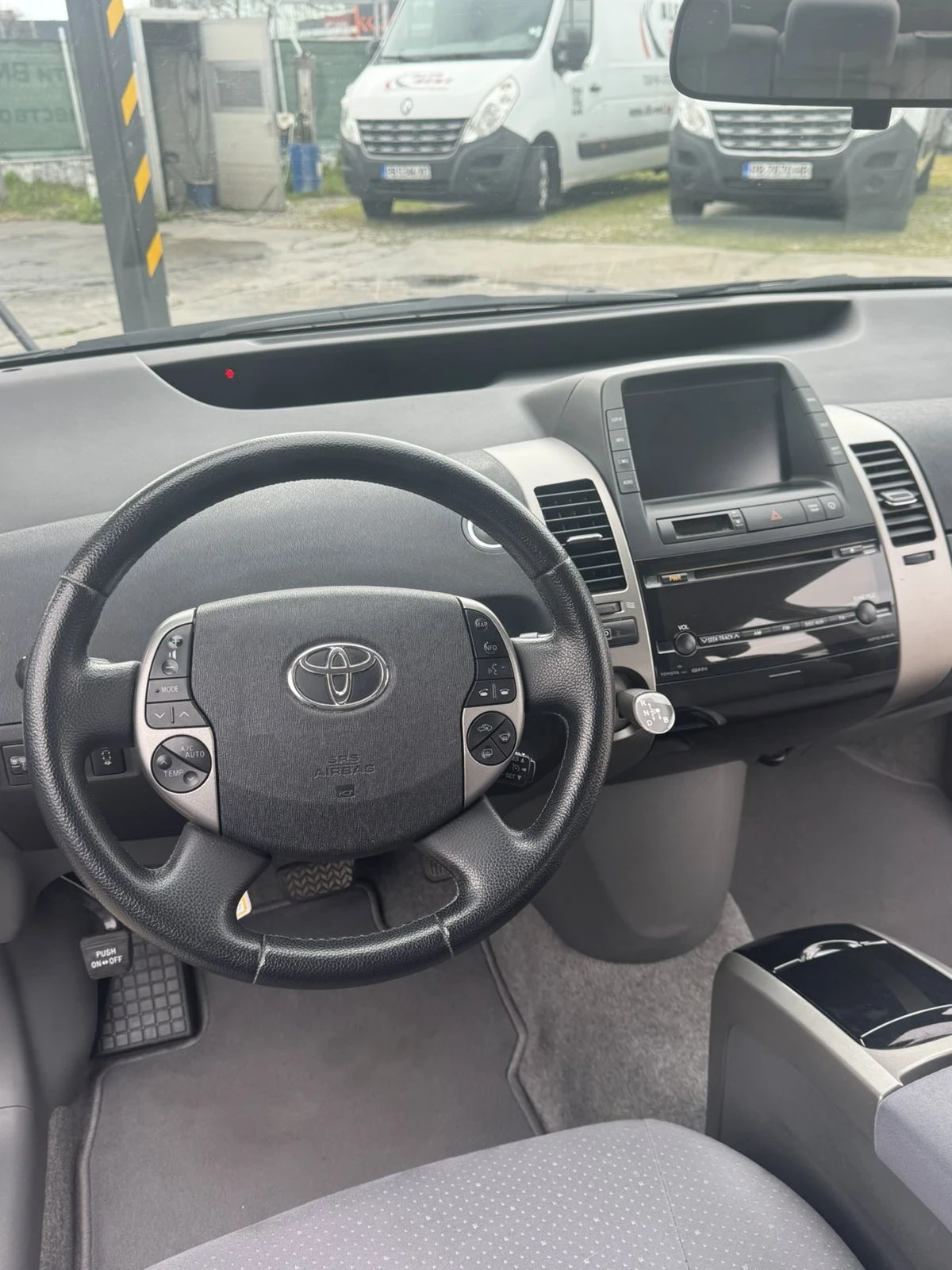 Toyota Prius 1, 5 hybrid - automatic, снимка 11 - Автомобили и джипове - 54282805