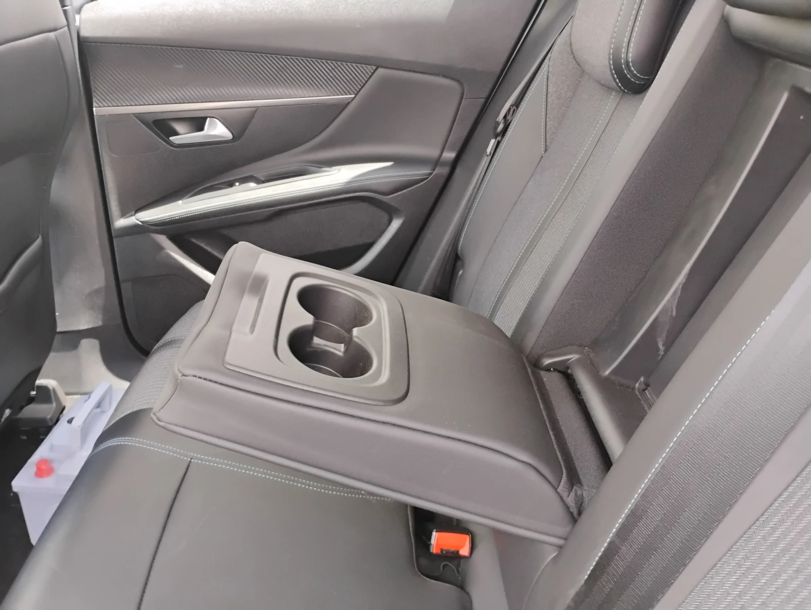 Peugeot 3008 1.6 Plug-in Hybrud, снимка 12 - Автомобили и джипове - 55346450