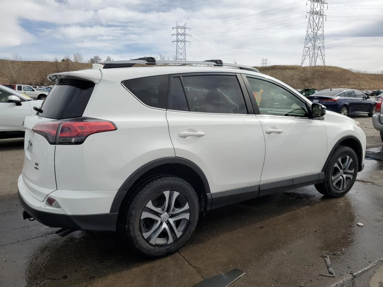 Toyota Rav4 2017 TOYOTA RAV4 LE  - изображение 4