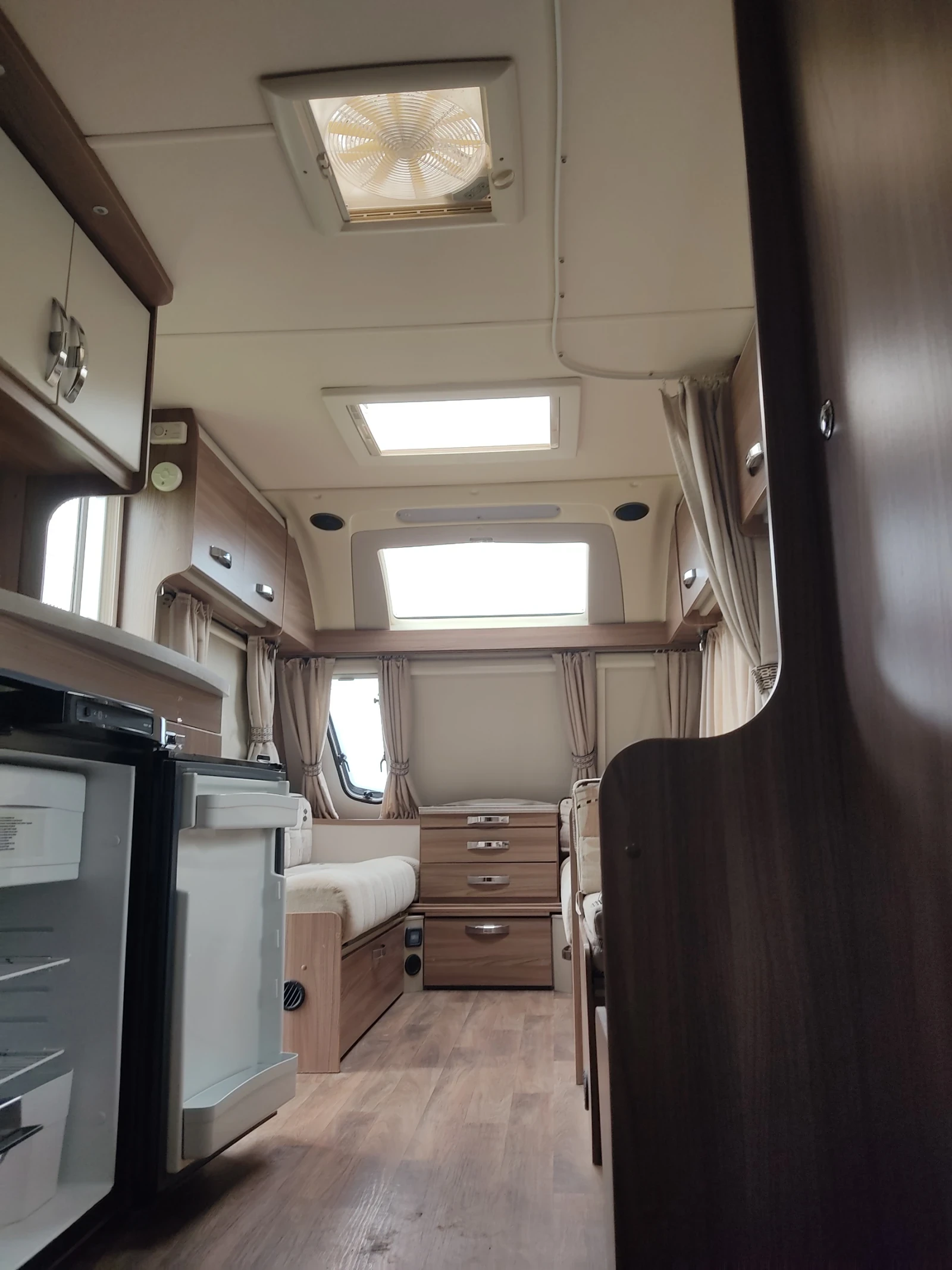 Каравана Swift Lifestyle 6FB, снимка 2 - Каравани и кемпери - 54735230