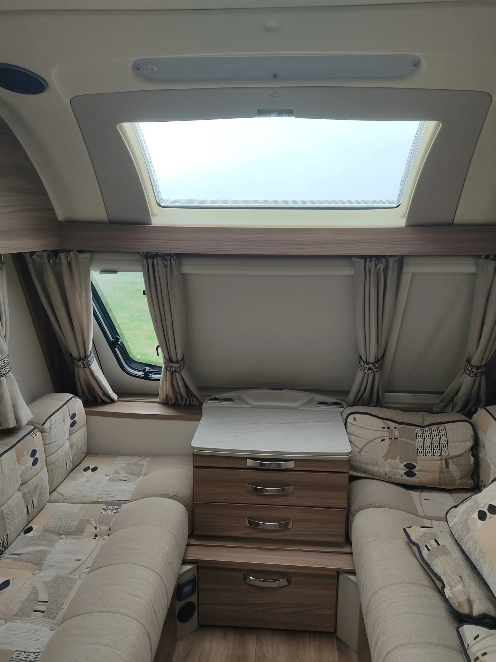 Каравана Swift Lifestyle 6FB, снимка 9 - Каравани и кемпери - 54735230
