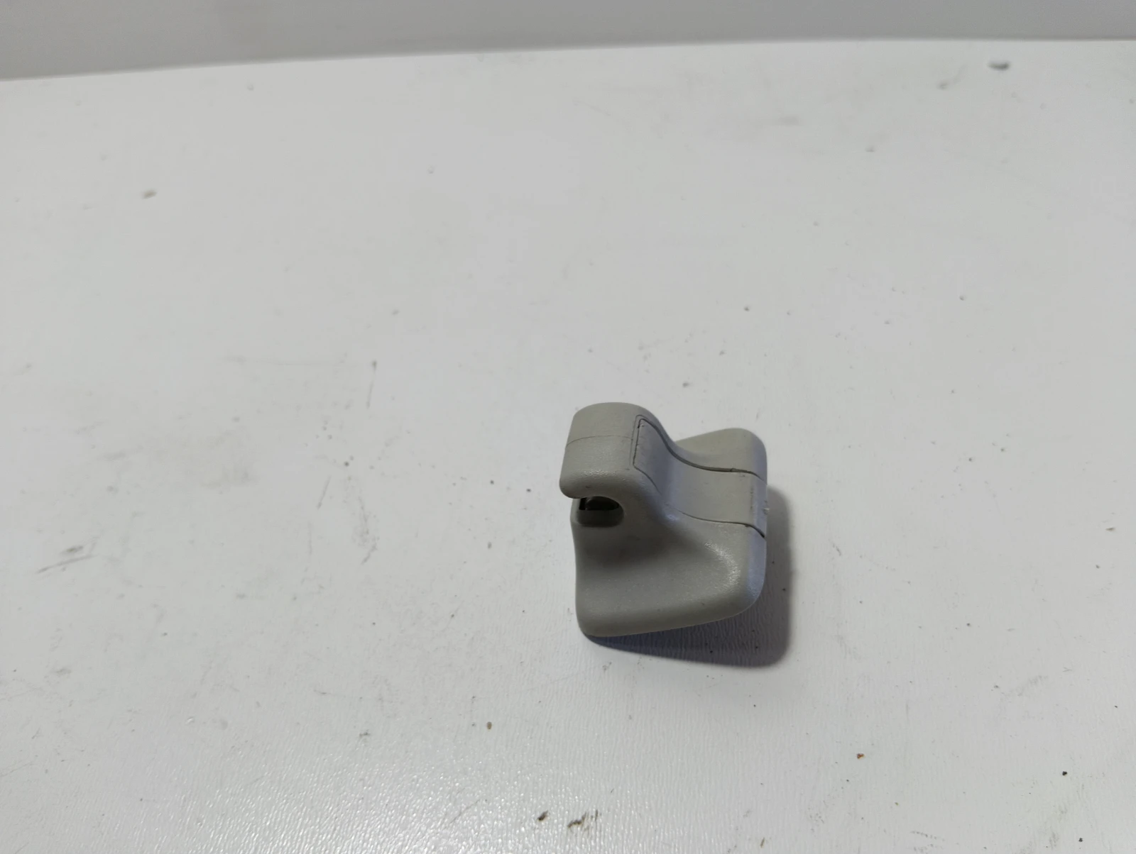 щипка сенник 1K0857561B VW Golf