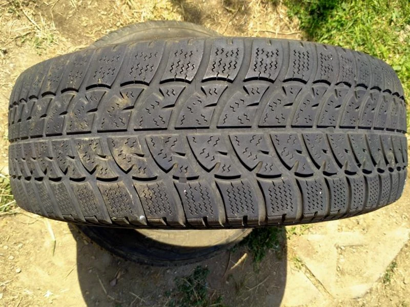 Гуми Зимни 195/60R15, снимка 1 - Гуми и джанти - 34102008