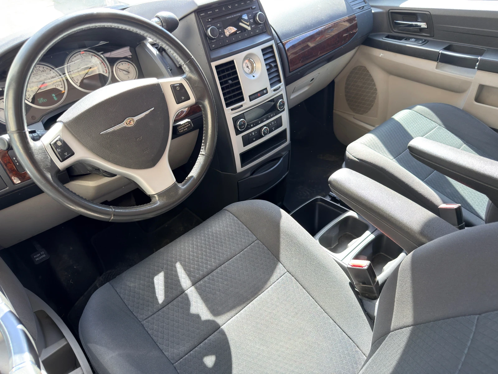 Chrysler Voyager, снимка 15 - Автомобили и джипове - 54184214