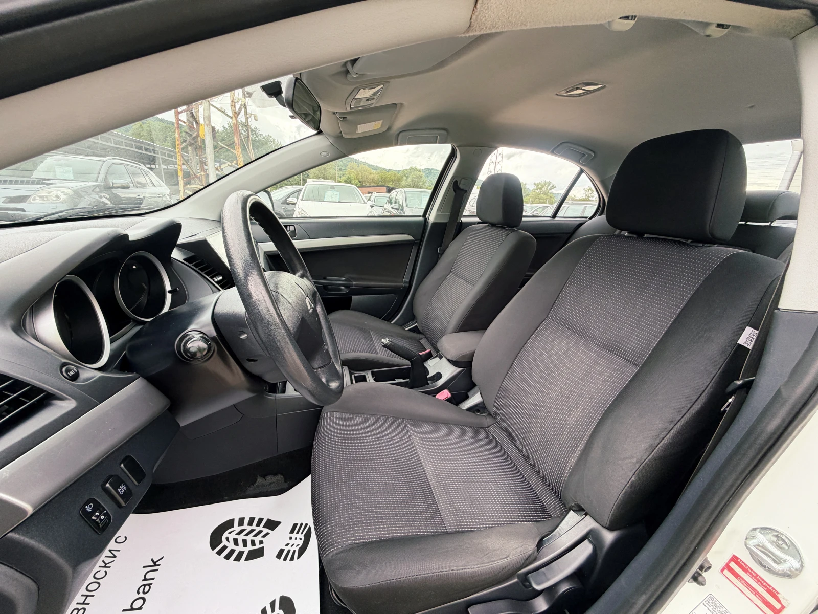 Mitsubishi Lancer 1.5i СЕДАН, снимка 8 - Автомобили и джипове - 54651862