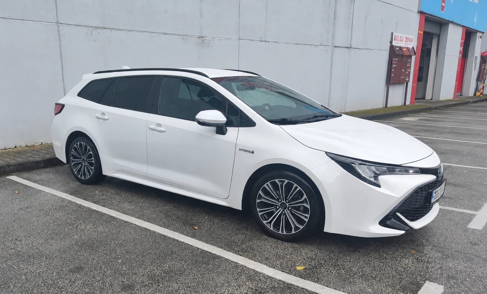 Toyota Corolla Touring Sport, 1.8 Hybrid, ГАРАНЦИОННА, снимка 3 - Автомобили и джипове - 54960936