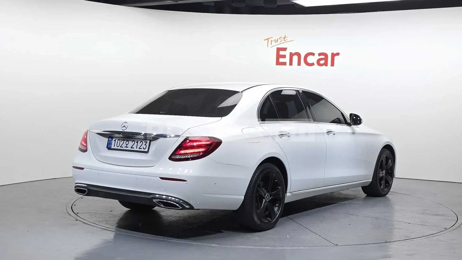 Mercedes-Benz E 220 ПОДГРЕВИ * BURMESTER * KEYLESS * АВТОКРЕДИТ , снимка 2 - Автомобили и джипове - 55033171