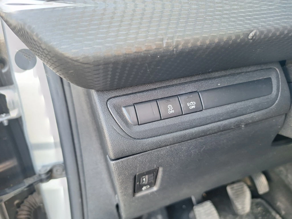 Peugeot 208 1.6E-HDI 115кс  6скорости!, снимка 15 - Автомобили и джипове - 56118853