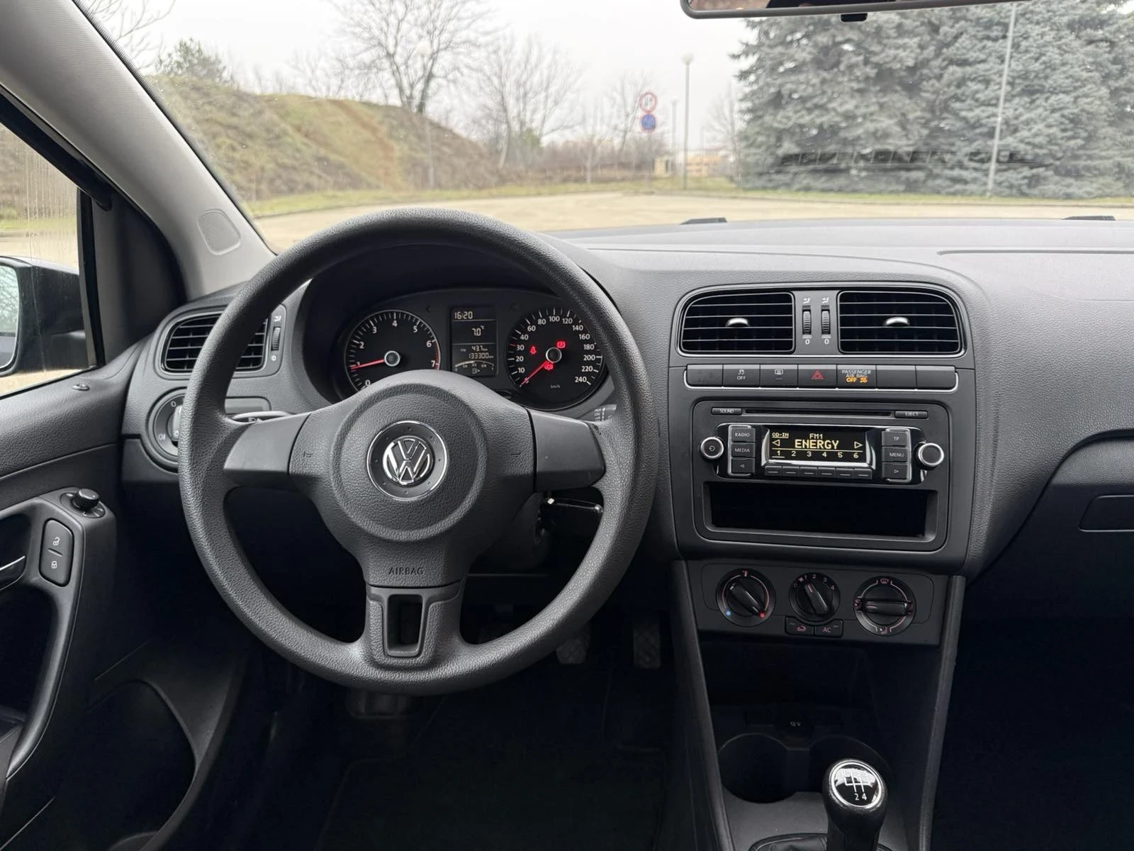 VW Polo 1.2 бензин климатик, снимка 13 - Автомобили и джипове - 56238480