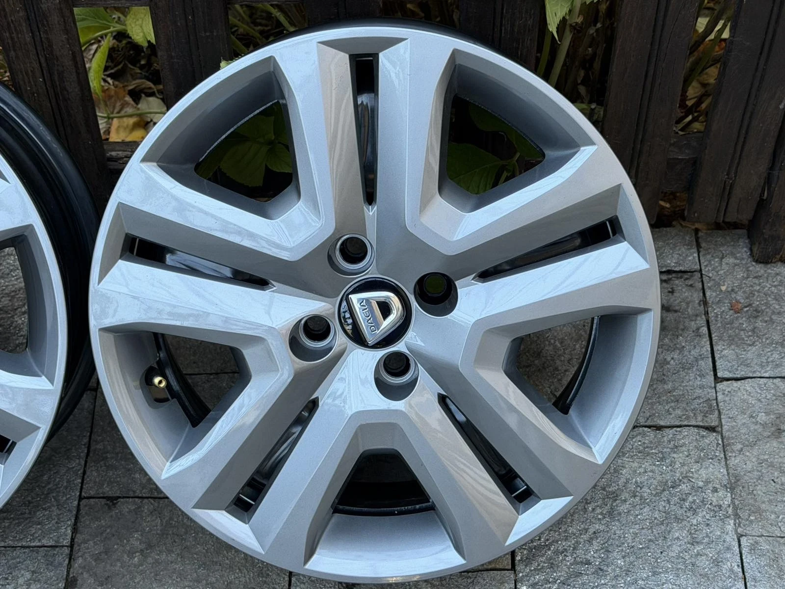 Джанти за Dacia, снимка 4 - Гуми и джанти - 56557745