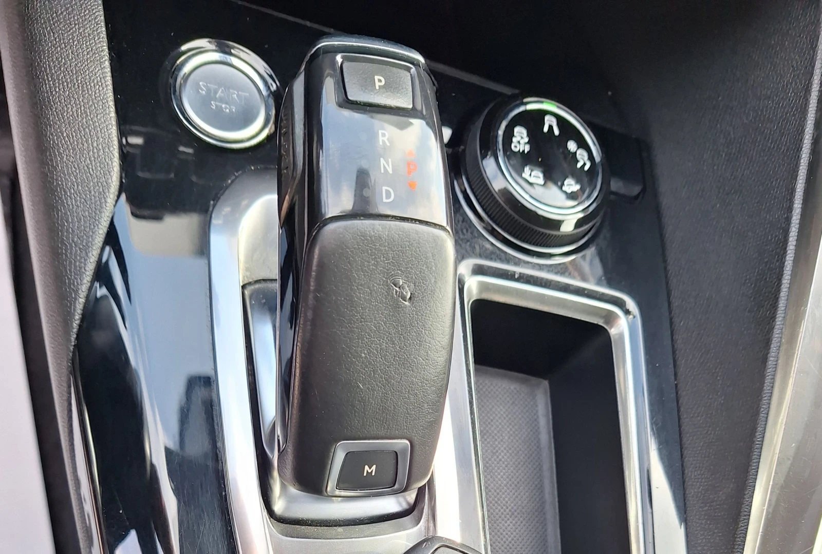 Peugeot 5008 1.6D* Навигация/Автоматик-8ck/Камера/Кросуей/6+ 1, снимка 15 - Автомобили и джипове - 53885190