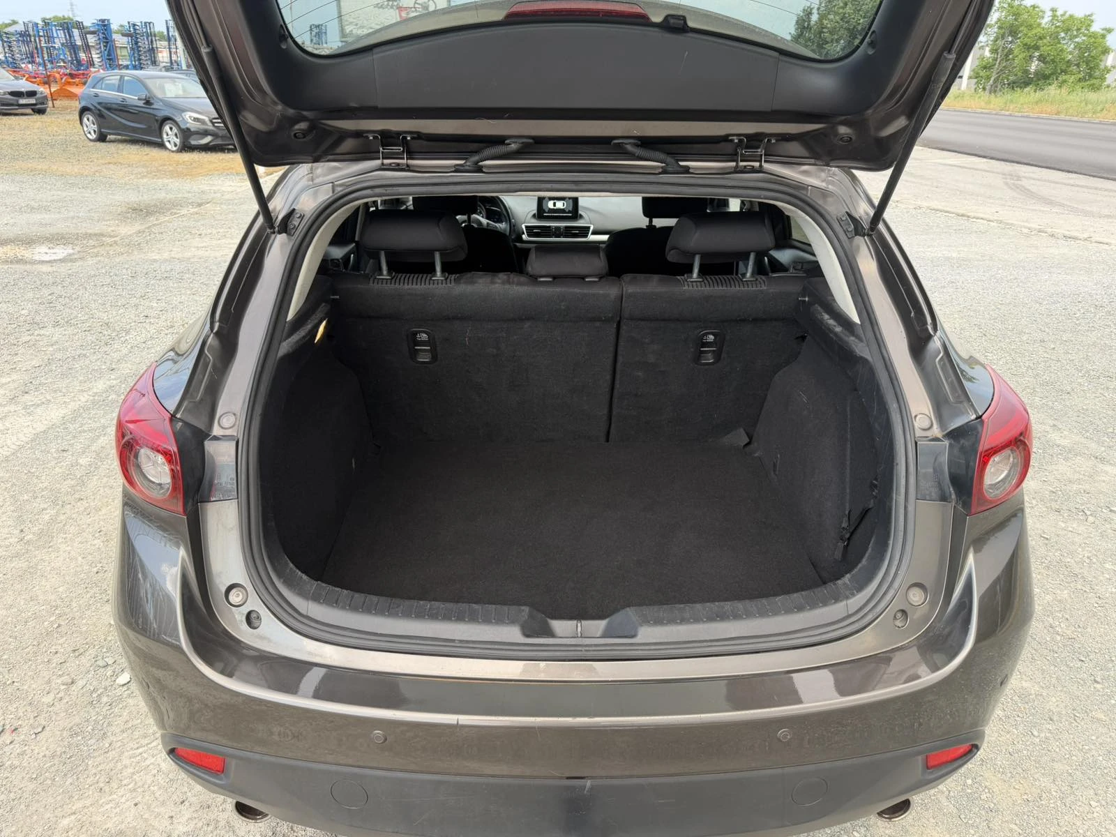 Mazda 3 2.2D / АВТОМАТИК / НАВИГАЦИЯ / КАМЕРА / ЕВРО6 , снимка 15 - Автомобили и джипове - 54769339