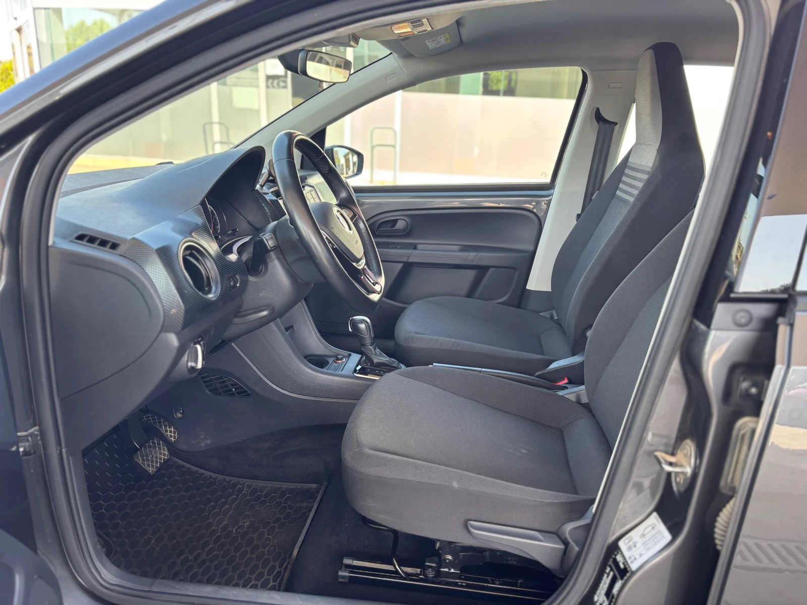 VW Up LED/Line asist/Зимен пакет, снимка 14 - Автомобили и джипове - 55644860