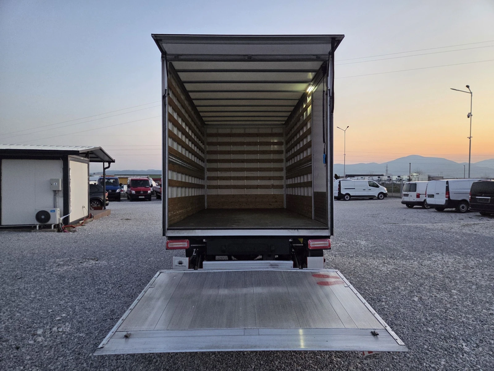 VW Crafter 2.0 TDI, Клима, Нави, П.Борд, До 3.5 тона, 4.50 ме, снимка 13 - Бусове и автобуси - 53750126