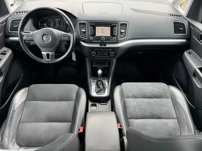 VW Sharan 2.0 TDI / LED / AVTOMAT / HIGHLINE / KOJA / NAVI, снимка 10 - Автомобили и джипове - 52001573