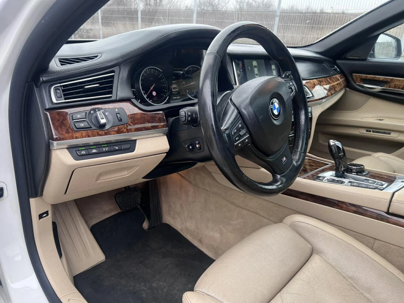 BMW 740 xDrive/DISTR/HEAD UP/CAMERA/PANO, снимка 9 - Автомобили и джипове - 53342623