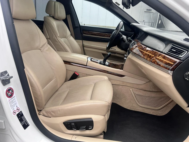 BMW 740 xDrive/DISTR/HEAD UP/CAMERA/PANO, снимка 10 - Автомобили и джипове - 53342623