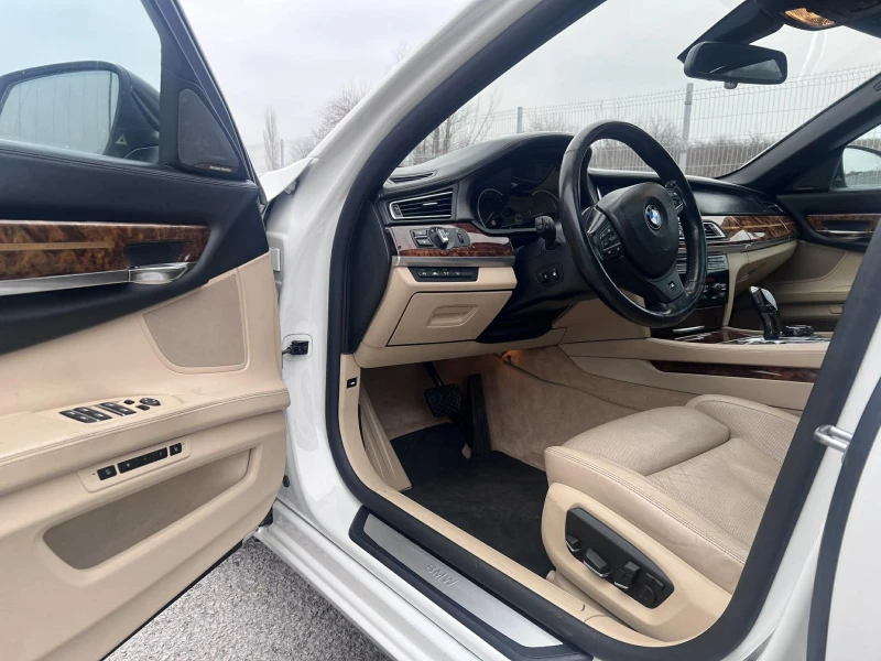BMW 740 xDrive/DISTR/HEAD UP/CAMERA/PANO, снимка 11 - Автомобили и джипове - 53342623