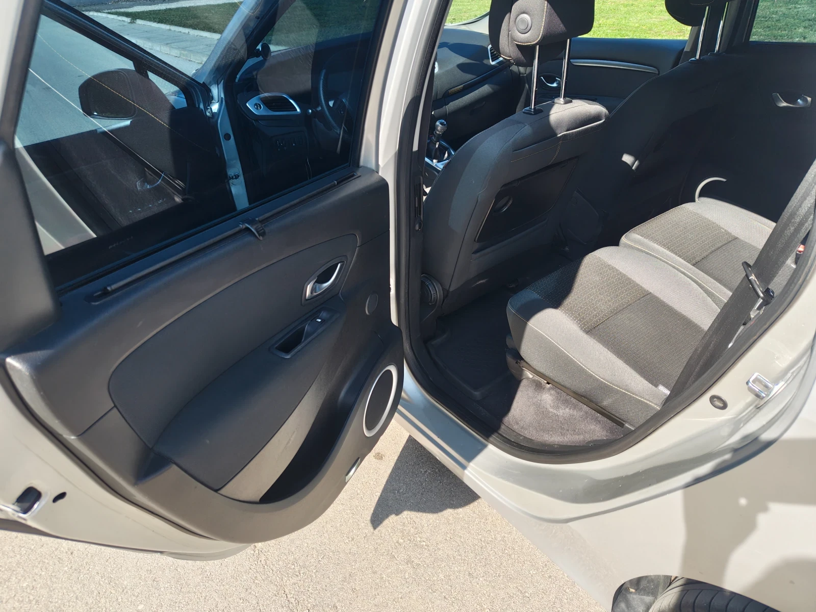 Renault Grand scenic 2.0dci 6ск 5местен, снимка 9 - Автомобили и джипове - 54313271