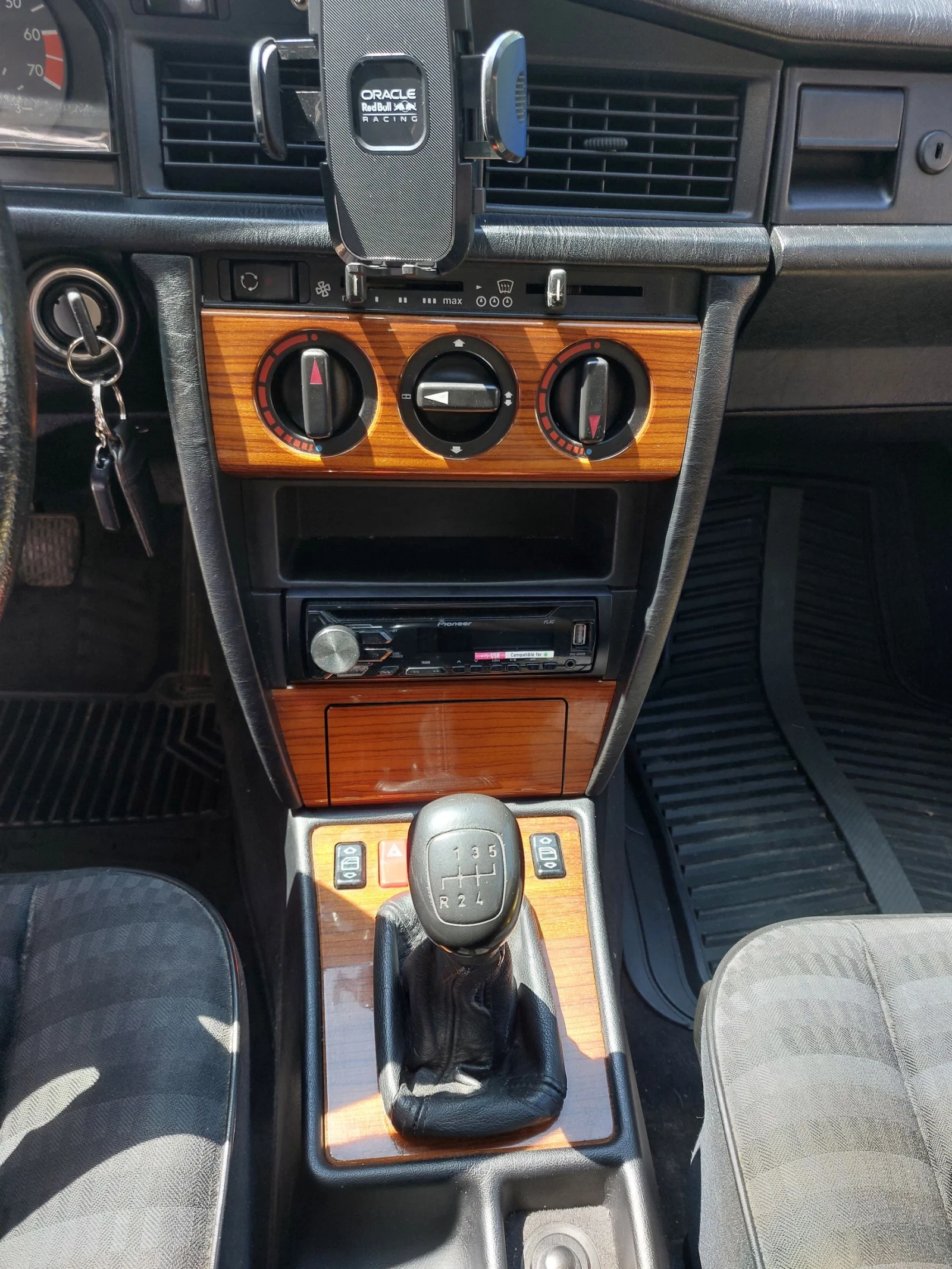 Mercedes-Benz 190 1.8 Климатик!, снимка 6 - Автомобили и джипове - 54954129