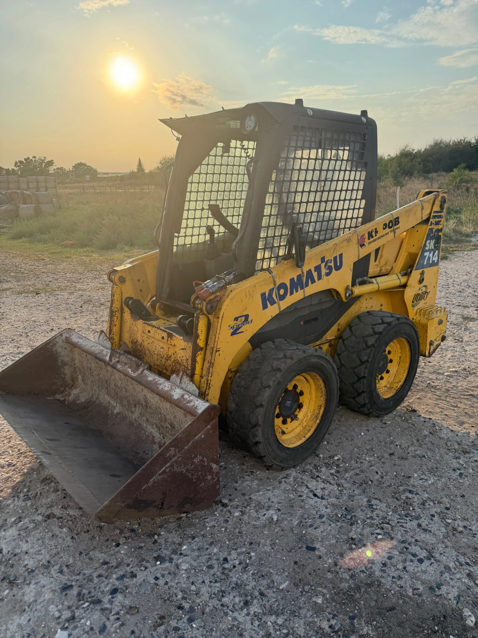 Мини челни товарачи Komatsu SK 714 - изображение 2