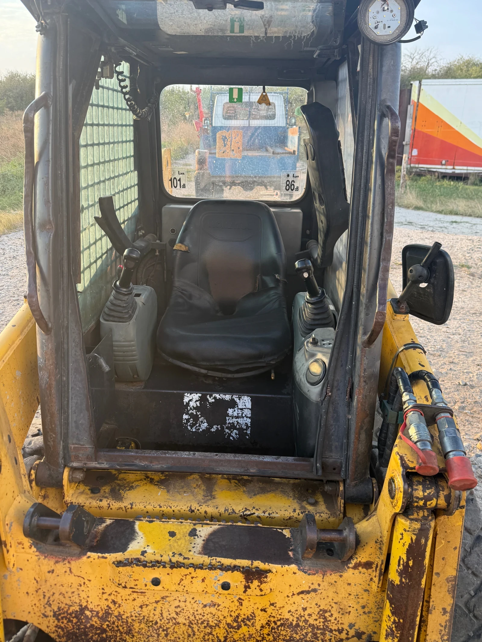 Мини челни товарачи Komatsu SK 714 - изображение 5