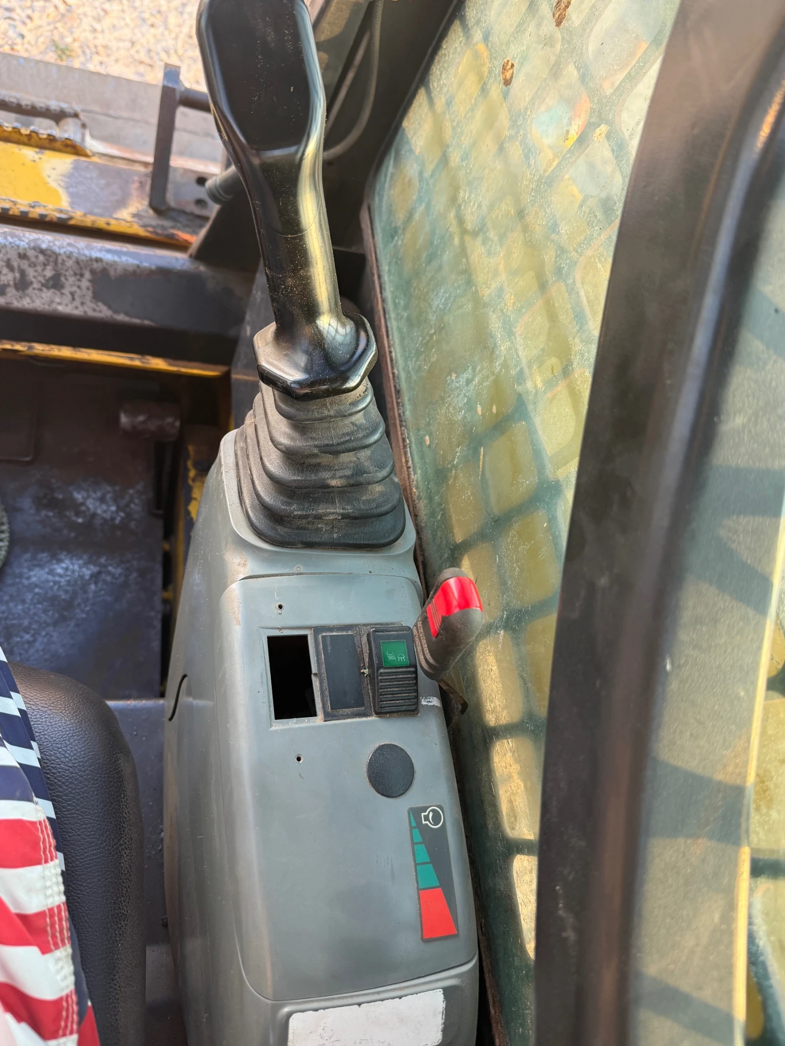 Мини челни товарачи Komatsu SK 714 - изображение 10