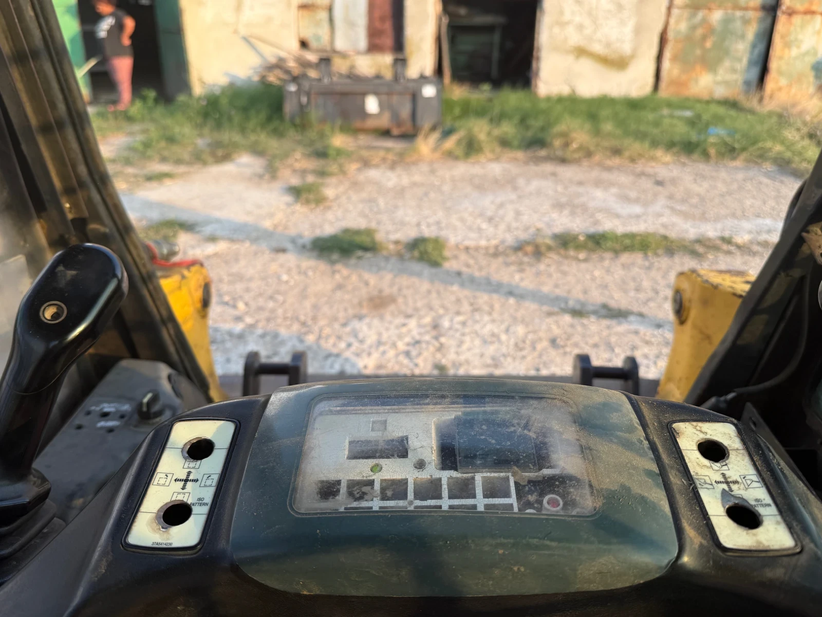 Мини челни товарачи Komatsu SK 714 - изображение 9