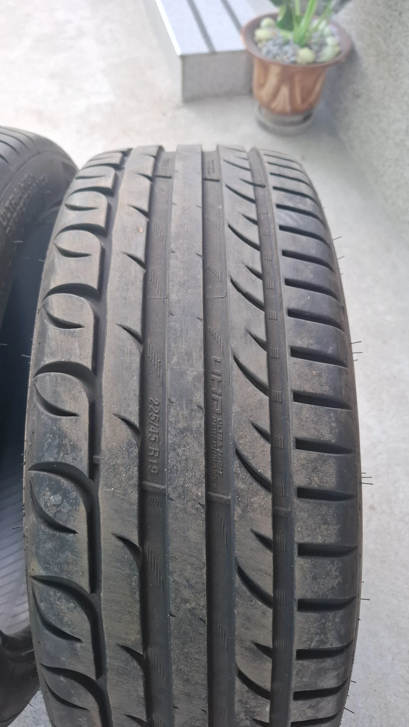 Гуми Летни 225/45R19, снимка 2 - Гуми и джанти - 54633719