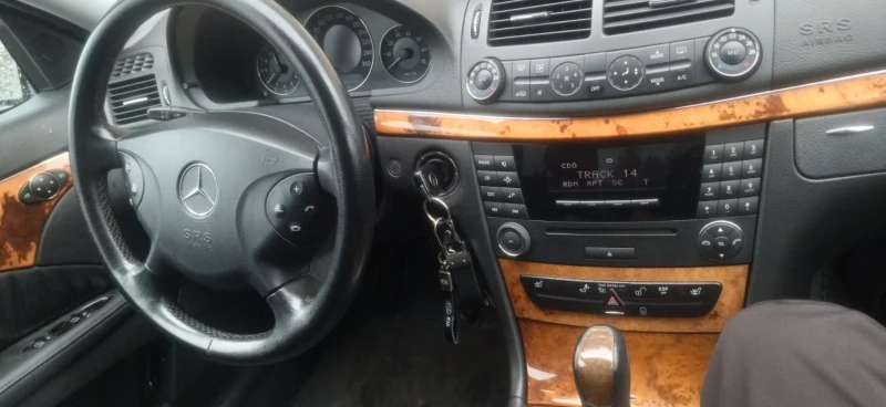 Mercedes-Benz E 200 Е200 Kompresor/на Пружини/Кожа/Фабричен Метан, снимка 11 - Автомобили и джипове - 52513456