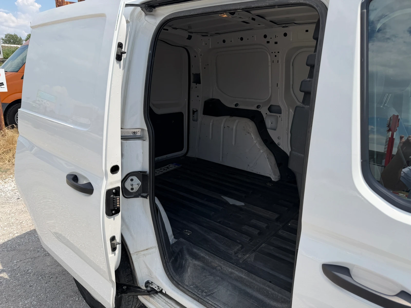 VW Caddy 2.0 TDI , снимка 11 - Автомобили и джипове - 55323326