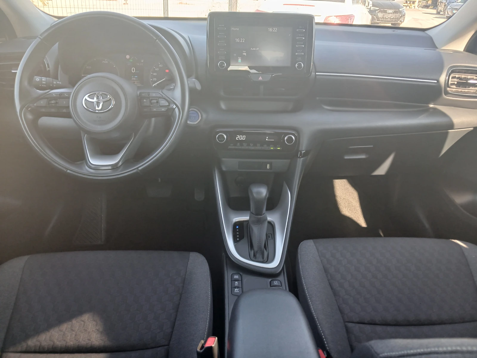 Toyota Yaris 29900km.HYBRID, снимка 10 - Автомобили и джипове - 56316429