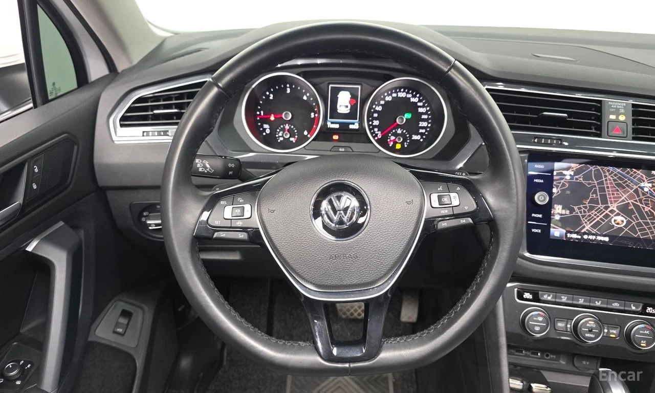 VW Tiguan ПОДГРЕВИ * ПАНО * KEYLESS * АВТОКРЕДИТ , снимка 14 - Автомобили и джипове - 55269509