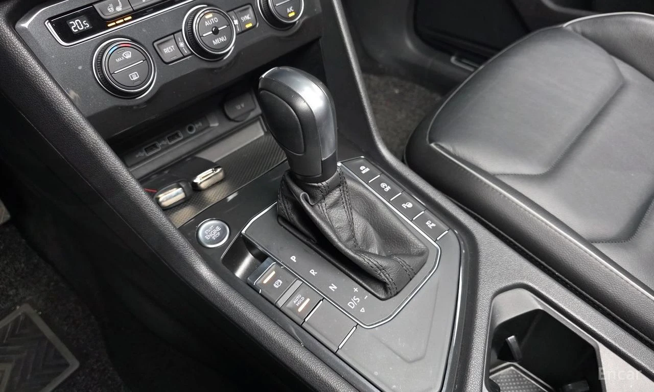 VW Tiguan ПОДГРЕВИ * ПАНО * KEYLESS * АВТОКРЕДИТ , снимка 10 - Автомобили и джипове - 55269509