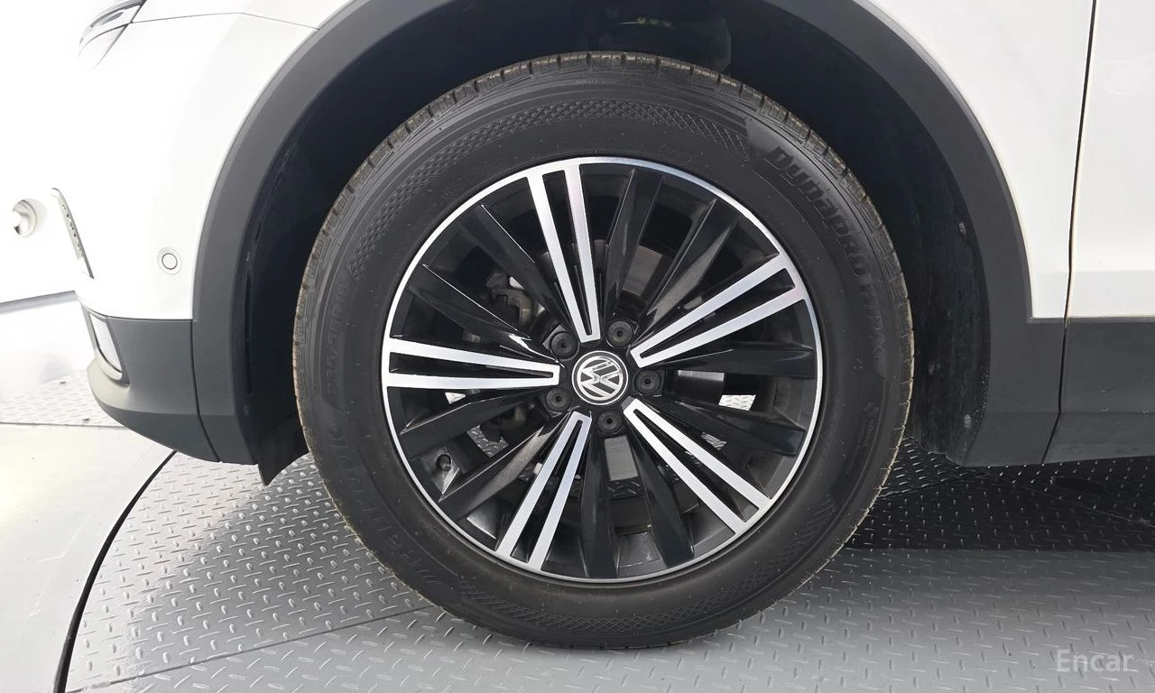 VW Tiguan ПОДГРЕВИ * ПАНО * KEYLESS * АВТОКРЕДИТ , снимка 6 - Автомобили и джипове - 55269509