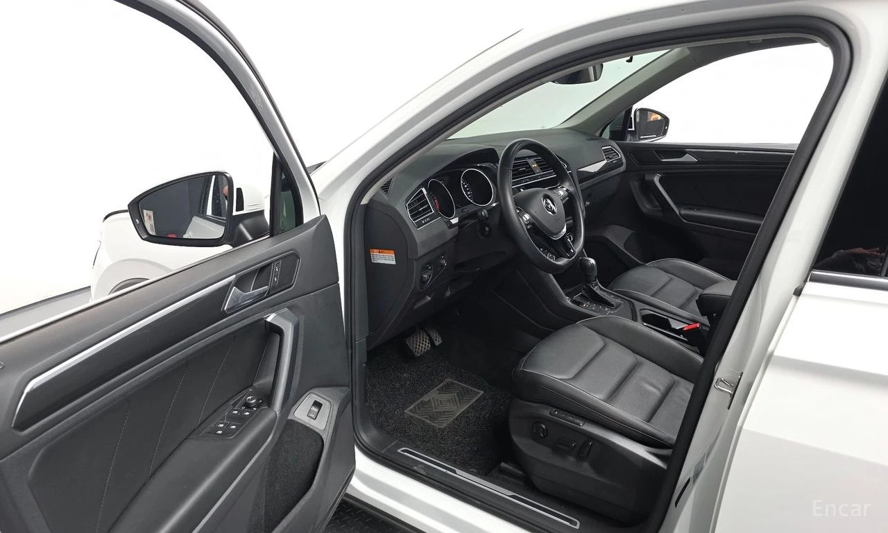 VW Tiguan ПОДГРЕВИ * ПАНО * KEYLESS * АВТОКРЕДИТ , снимка 11 - Автомобили и джипове - 55269509