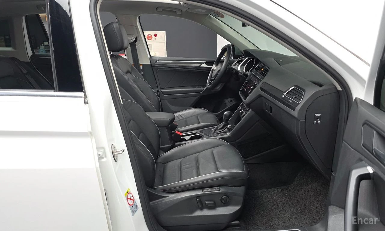 VW Tiguan ПОДГРЕВИ * ПАНО * KEYLESS * АВТОКРЕДИТ , снимка 12 - Автомобили и джипове - 55269509