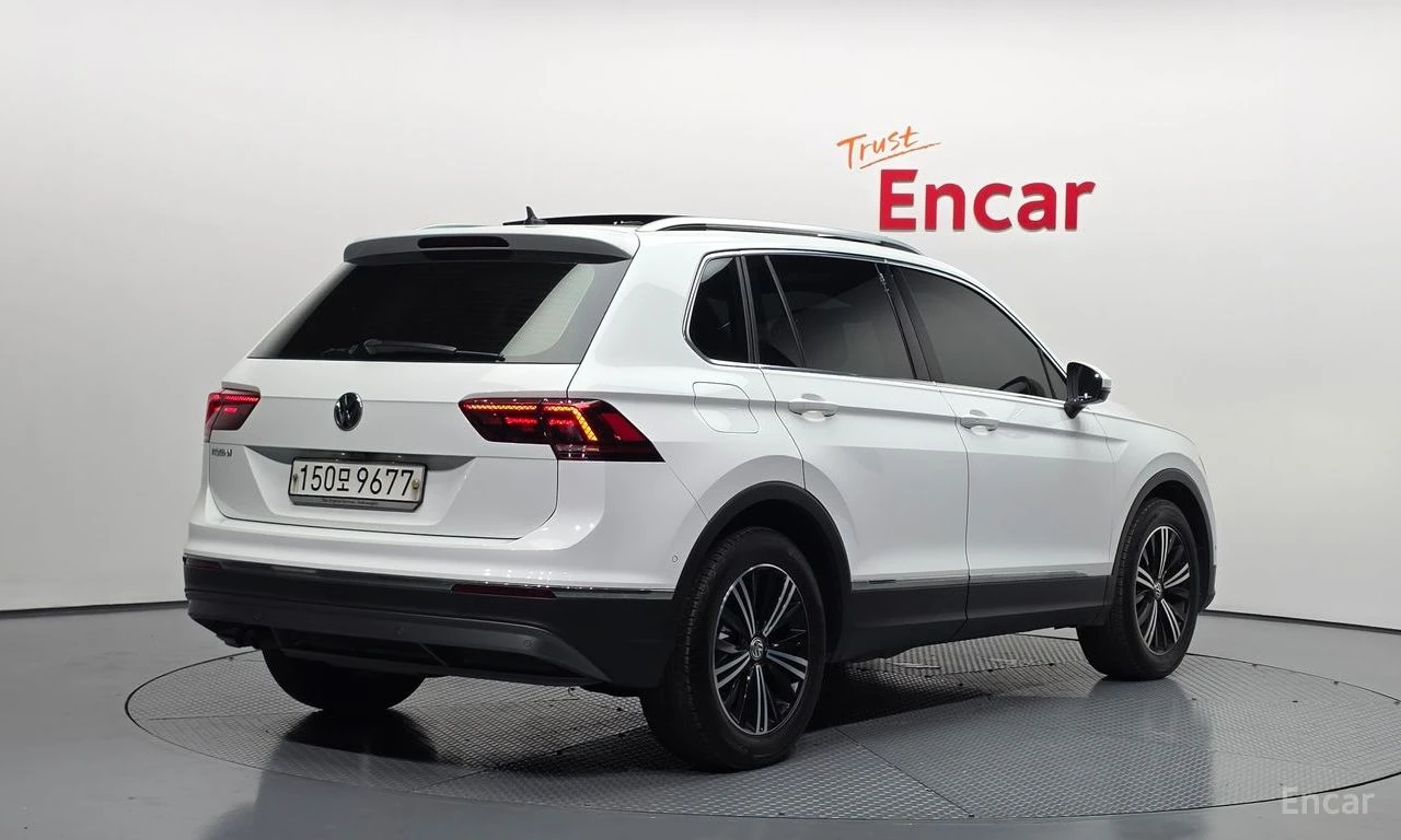 VW Tiguan ПОДГРЕВИ * ПАНО * KEYLESS * АВТОКРЕДИТ , снимка 3 - Автомобили и джипове - 55269509